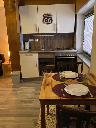 Kitchen, Ferienwohnungen! Kleine Bungalows mit Terrasse! in Eschborn