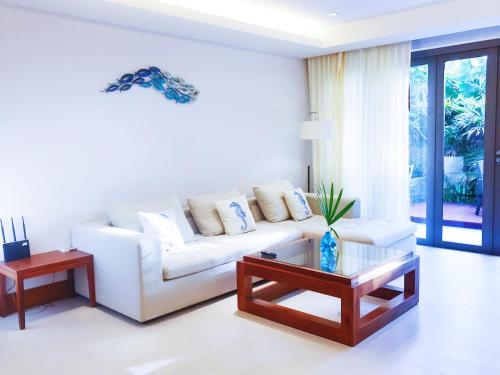 Beachfront 2br home with private jacuzzi pool on stunning Naithon beach 3