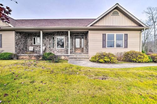 Cozy Home with Patio, 2 Mi to Dale Hollow Lake! in Frogue, USA