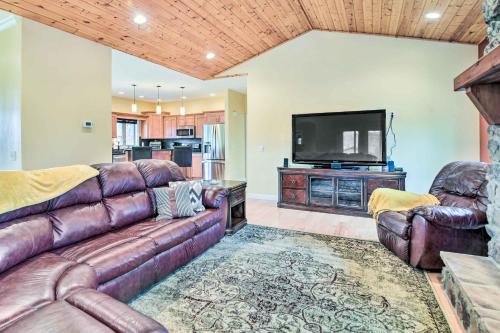 Cozy Home with Patio, 2 Mi to Dale Hollow Lake! in Frogue, USA