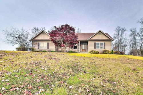 Cozy Home with Patio, 2 Mi to Dale Hollow Lake!