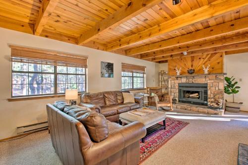Family Cabin with Hot Tub, Walk to Ski Lift!