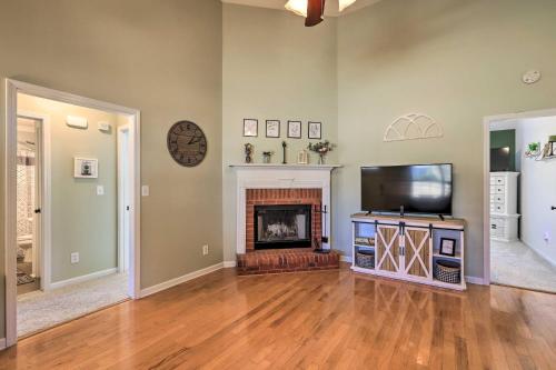 Charming Newnan Getaway - 2 Mi to Newnan Square!