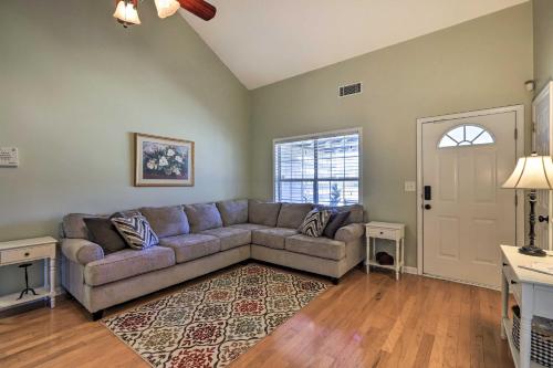 Charming Newnan Getaway - 2 Mi to Newnan Square!