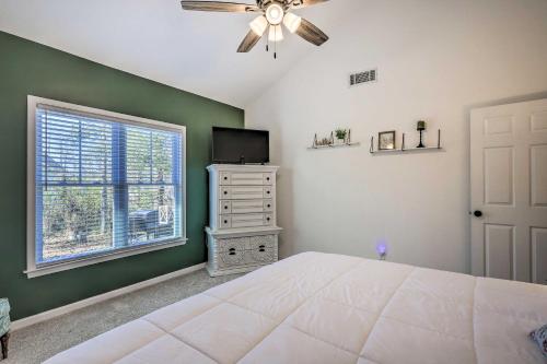 Charming Newnan Getaway - 2 Mi to Newnan Square!