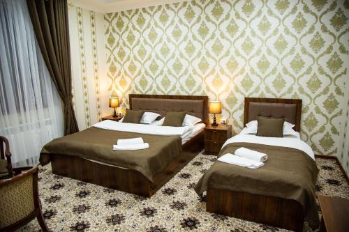 1 queen bed, 1 twin bed
