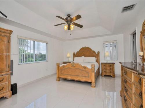 Serene Room in Miramar's High-End Estate in Miramar