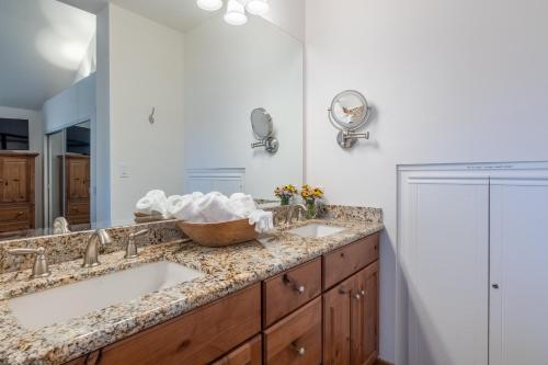 Updated 3 Bedroom 3 Bathroom Snowcreek Phase V #884 Sleeps 6 - image 4