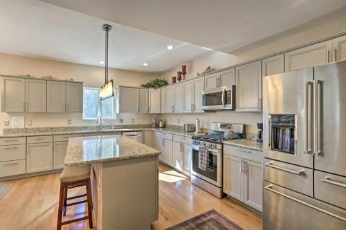 Huge Cozy Home with Many Bedrooms in Ivywild in Colorado Springs, USA