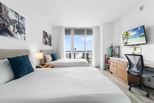 2809B Modern 2 Bed Unit Condo Water View Balcony, Pool, Gym