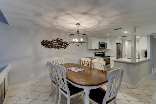 Luxury Updated 3 BR Stoney Creek Condo Harbourtown Bikes & Beach Gear included in Harbour Town