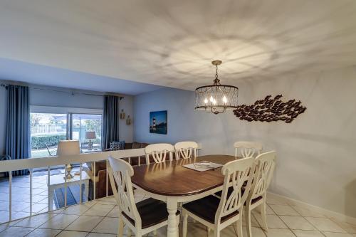 Luxury Updated 3 BR Stoney Creek Condo Harbourtown Bikes & Beach Gear included in Harbour Town