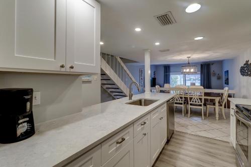 Luxury Updated 3 BR Stoney Creek Condo Harbourtown Bikes & Beach Gear included in Harbour Town