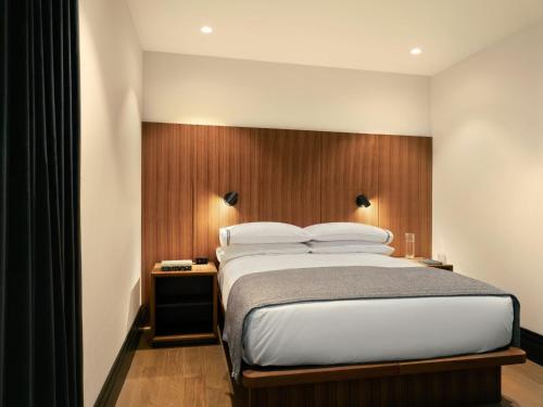 Interior Queen room in The Moore New York City a Member of Design Hotels