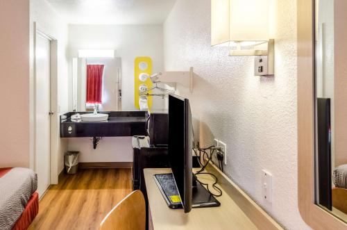 Motel 6-Charleston - North - image 9