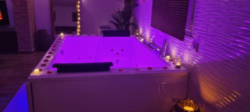 Levasion romantique loft jacuzzi et jardin privatif à 20 minutes de Paris et 10 minutes Stade de France Wifi Netflix