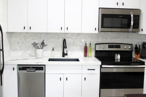 Remodeled Modern Ground Level Apt Blocks to Dwntn - B - Ahwatukee Foothills, AZ