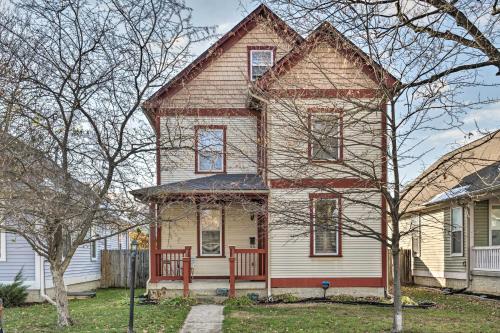 Cozy Indianapolis Home with Private Hot Tub! near พิพิธภัณฑ์เด็กอินเดียน่าโพลิส