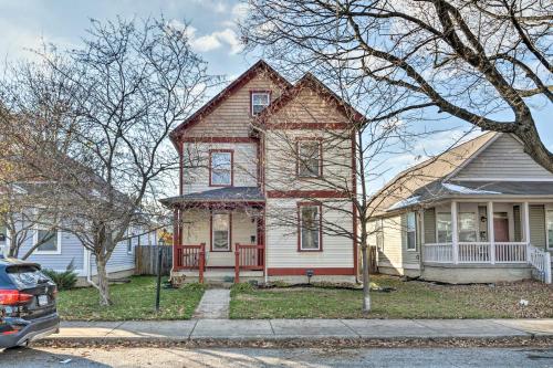 Cozy Indianapolis Home with Private Hot Tub! near พิพิธภัณฑ์เด็กอินเดียน่าโพลิส