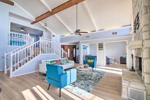 Sunny Lakefront Escape with Private Beach and Deck in Burnet, USA
