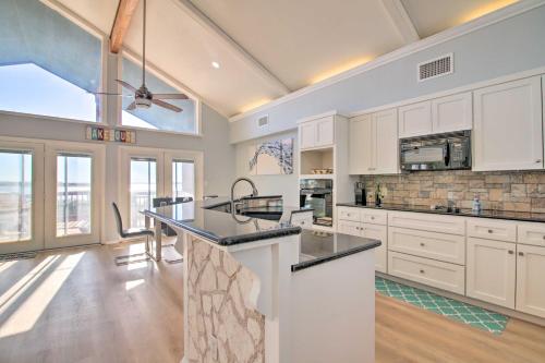 Sunny Lakefront Escape with Private Beach and Deck in Burnet, USA