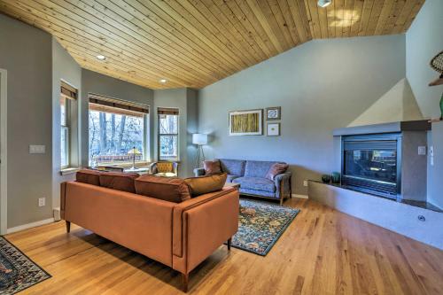 Cozy Carbondale Escape with Deck and Grill! in Carbondale, USA