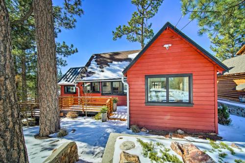 Chic Getaway with Hot Tub Walk to Big Bear Lake! in Big Bear Lake, USA