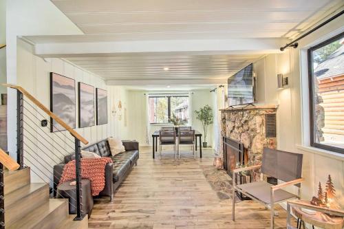 Chic Getaway with Hot Tub Walk to Big Bear Lake! in Big Bear Lake, USA