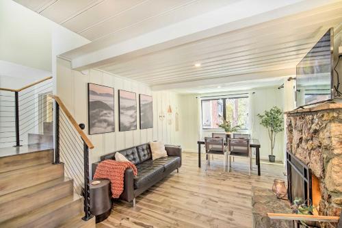 Chic Getaway with Hot Tub Walk to Big Bear Lake! in Big Bear Lake, USA