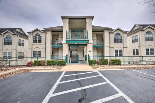 Sunroom and Golf Course View Cozy Branson Condo! in Branson, USA