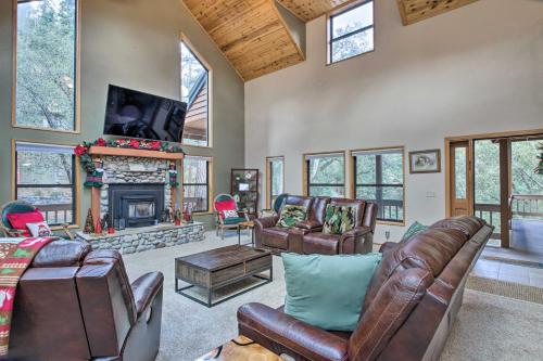 Spacious Pine Mountain Club Cabin with Fire Pit