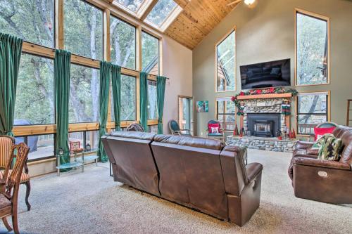 Spacious Pine Mountain Club Cabin with Fire Pit