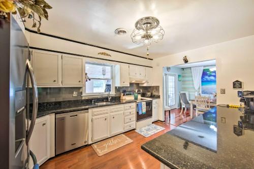 Spacious Palmyra Home with Fire Pit and Deck! in Palmyra, USA
