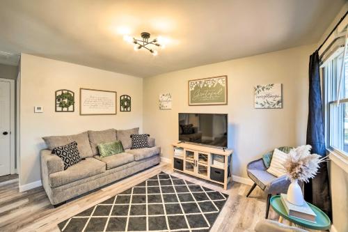 Cozy Hobart Retreat Less Than 9 Mi to Lake Michigan! in Hobart, USA