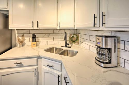 Cozy Hobart Retreat Less Than 9 Mi to Lake Michigan! in Hobart, USA