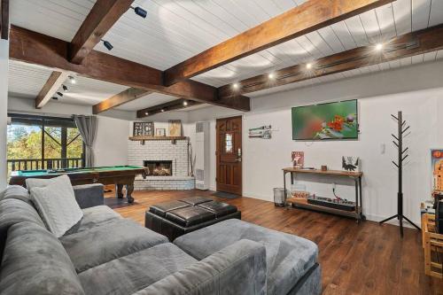 A Place to Go Cabin w/ Modern Amenities Central to Ski+Lake in Big Bear Lake, USA
