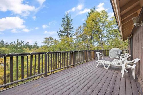 A Place to Go Cabin w/ Modern Amenities Central to Ski+Lake in Big Bear Lake, USA