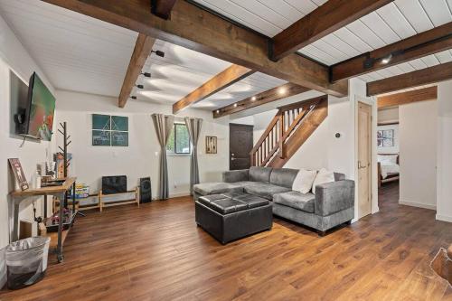 A Place to Go Cabin w/ Modern Amenities Central to Ski+Lake in Big Bear Lake, USA