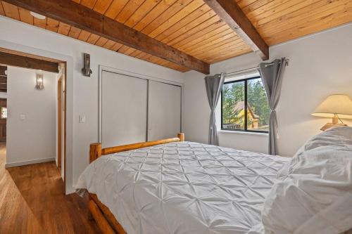 A Place to Go Cabin w/ Modern Amenities Central to Ski+Lake in Big Bear Lake, USA