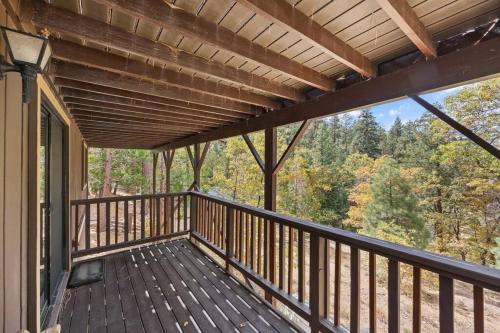 A Place to Go Cabin w/ Modern Amenities Central to Ski+Lake in Big Bear Lake, USA