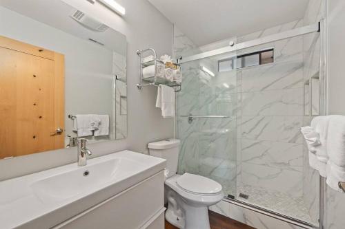 A Place to Go Cabin w/ Modern Amenities Central to Ski+Lake in Big Bear Lake, USA