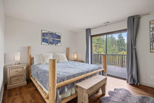 A Place to Go Cabin w/ Modern Amenities Central to Ski+Lake in Big Bear Lake, USA