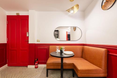 The Red-hot Retro 2bdr Apt. @ Cairo's Downtown - Tap to explore photos
