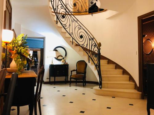 A szálláshely kívülről, La plaine de l'Angelus in Chailly-en-Biere (Ile-de-France)