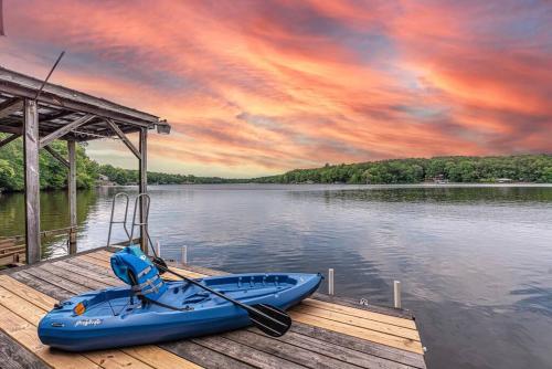 . Lake Gaston Duo Kayaks and Dock Duplex 4000+ sq ft