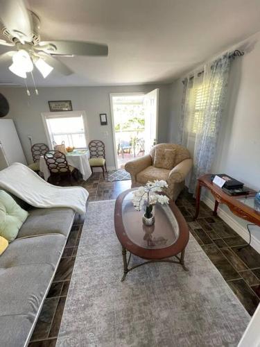 Downtown W. Palm, 2nd Story Sun Deck, near Beach!