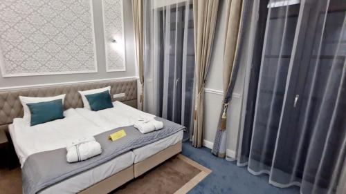 2 twin beds