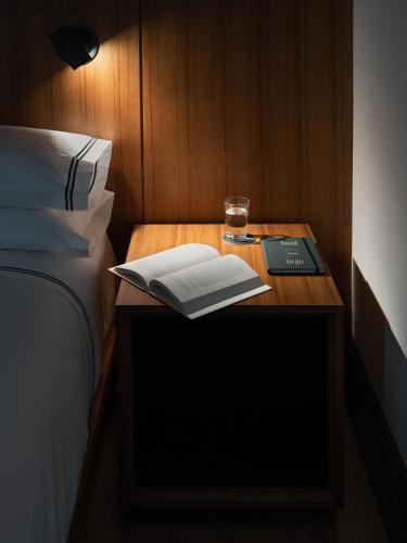 Interior Queen image 2