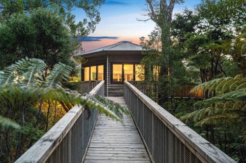 AWAY Treehouse & Forest SPA in جزيرة وايهيك