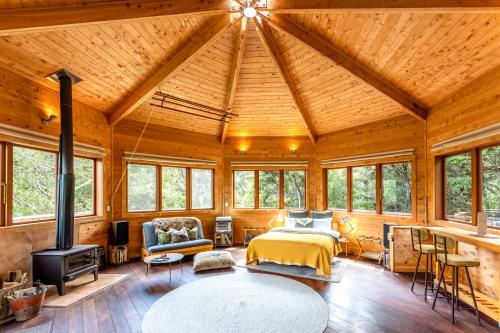 AWAY Treehouse & Forest SPA in جزيرة وايهيك